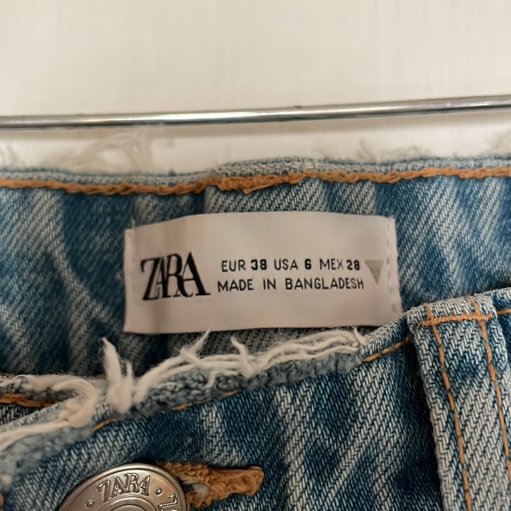 Zara ripped light wash jeans - Picture 5 of 6